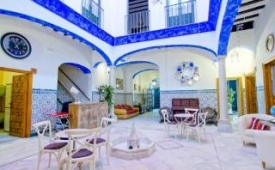 Viajes Hostal Trotamundos - Shared Rooms + Entradas Isla Mágica 1 día