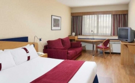 Viajes Holiday Inn Express Tres Cantos + Entradas 2 días consecutivos Warner