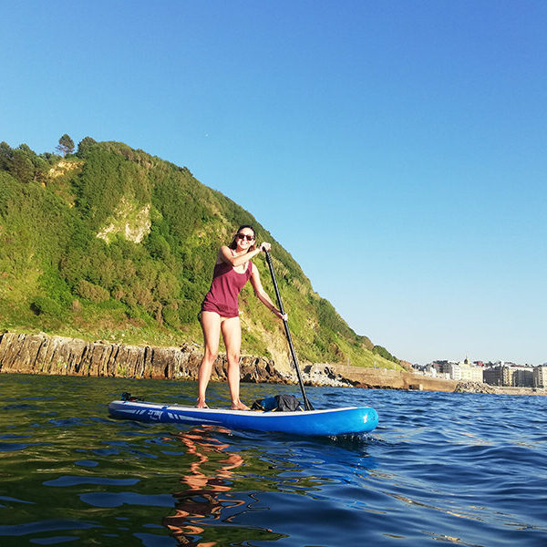 Tour con guía de stand up paddle en San Sebastián y pícnic con bebidas