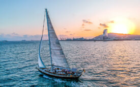 Barcelona en velero: paseo privado y botella de cava para 2 personas