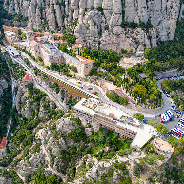 ¡Montserrat Tour en helicóptero!: 1 vuelo compartido de 15-20 min para 2 personas