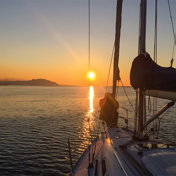 Escapada romántica de 1 noche en velero con paseo y cena para 2 en Vigo