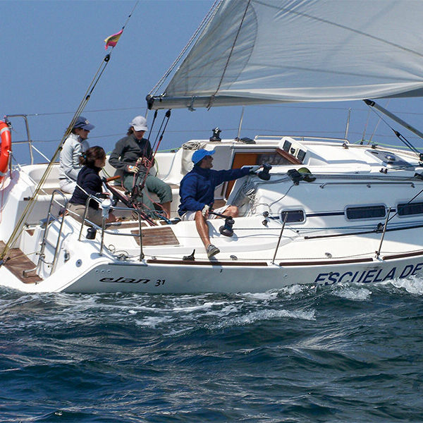 Ruta exclusiva en velero a las Islas Cíes y permiso de entrada durante 8 horas para 2 personas