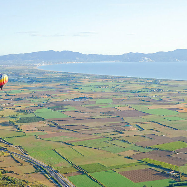 El cielo de la Costa Brava: vuelo en globo de 1h con reportaje fotográfico para 2 personas